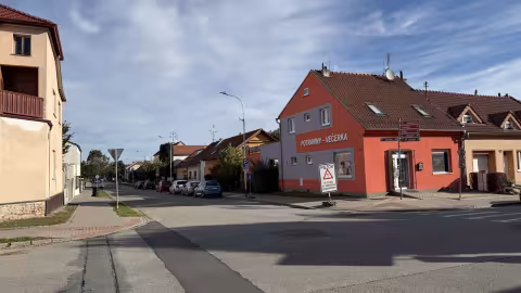 Jednosměrka v ulici Komenského